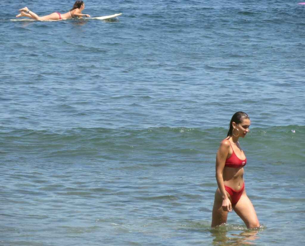 Bella Hadid en bikini à Malibu