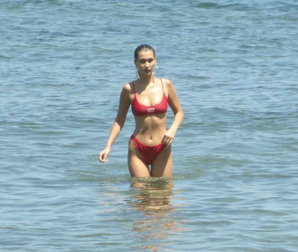 Bella Hadid en bikini à Malibu