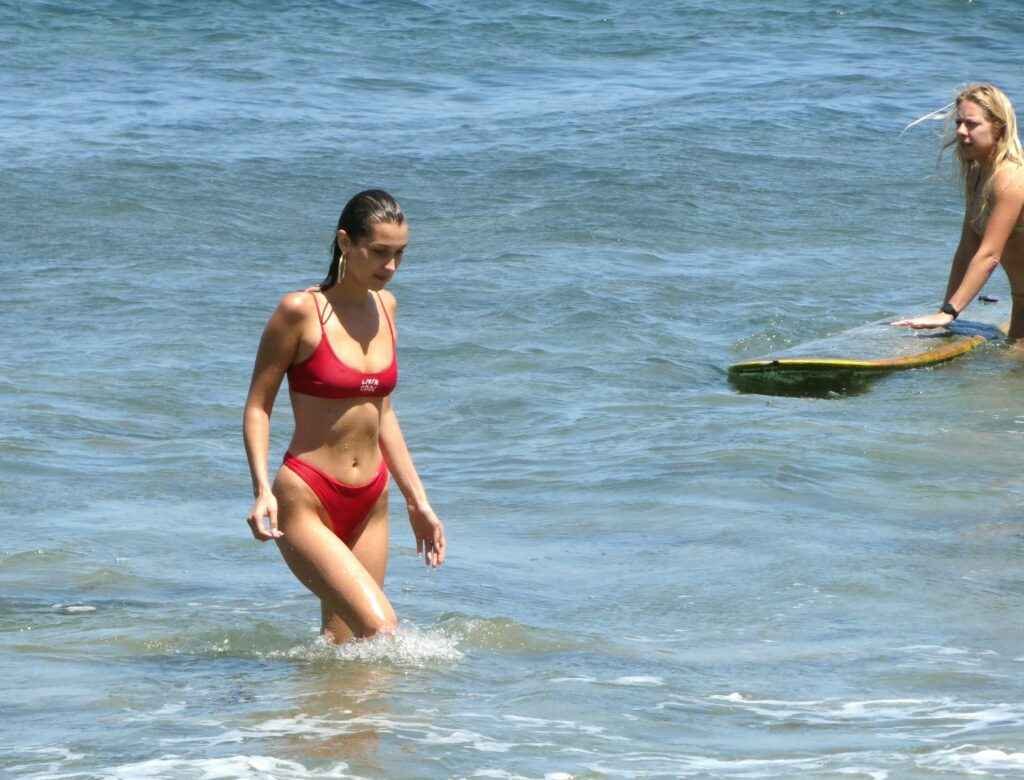 Bella Hadid en bikini à Malibu