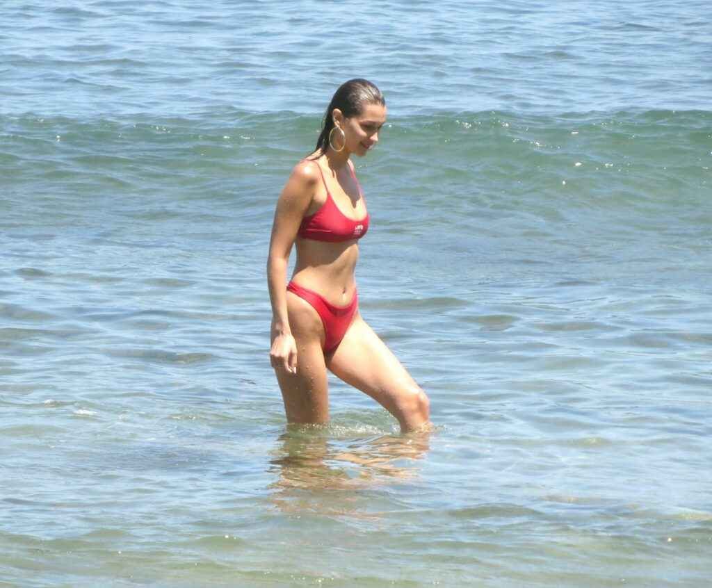 Bella Hadid en bikini à Malibu