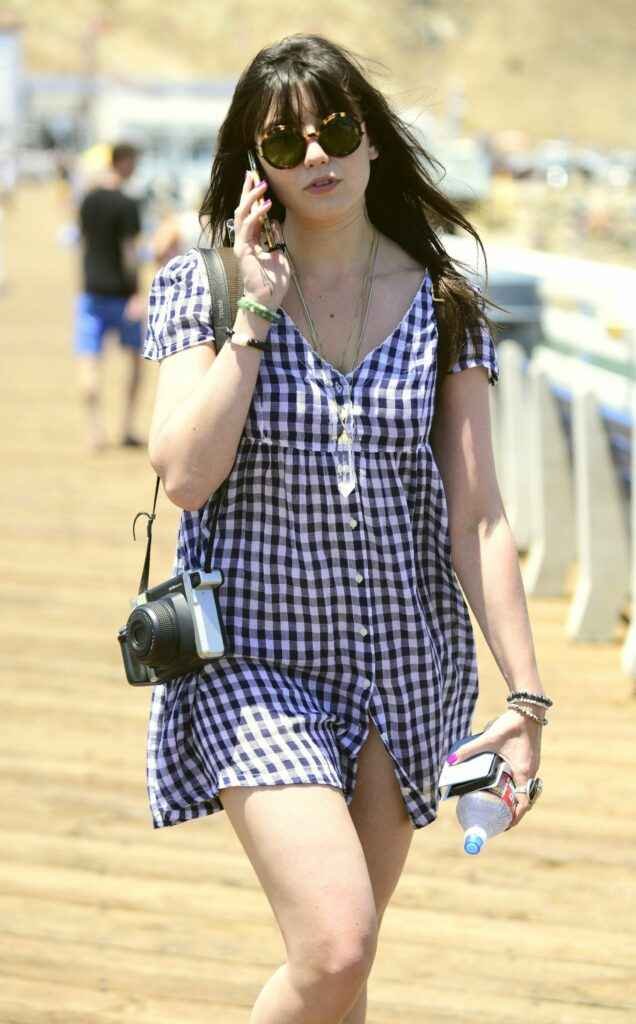 Oups ! Sous la jupe et dans le décolleté de Daisy Lowe à Malibu