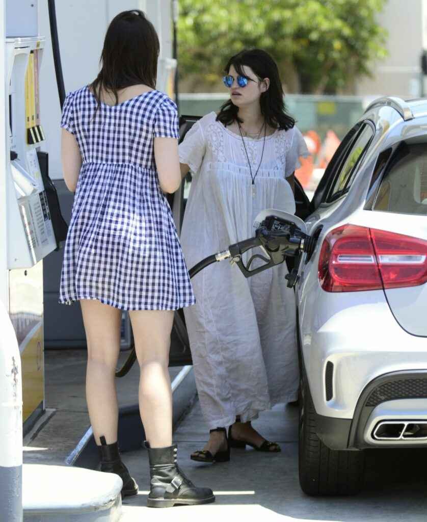 Oups ! Sous la jupe et dans le décolleté de Daisy Lowe à Malibu