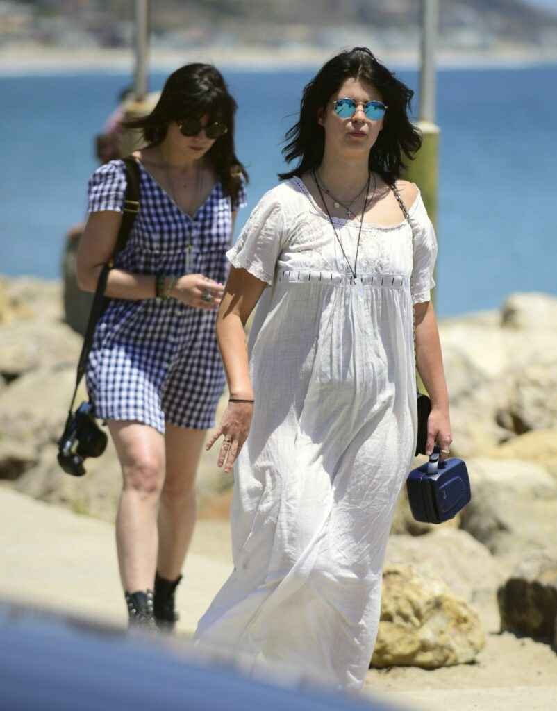 Oups ! Sous la jupe et dans le décolleté de Daisy Lowe à Malibu