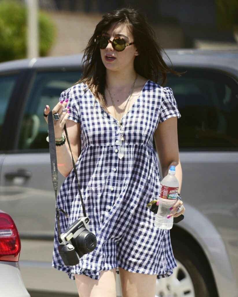 Oups ! Sous la jupe et dans le décolleté de Daisy Lowe à Malibu