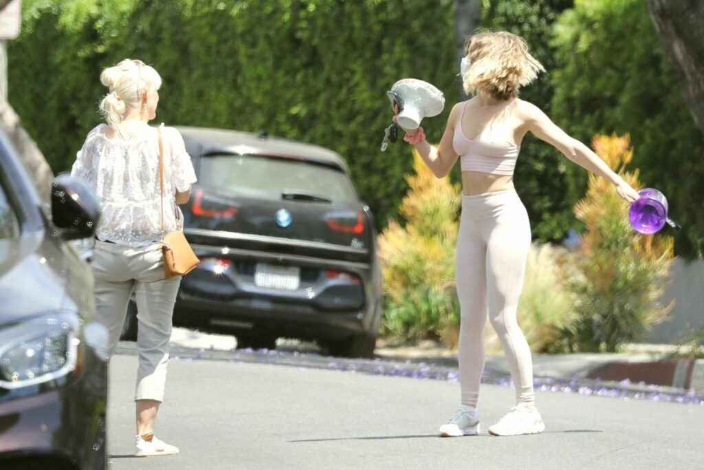 Julianne Hough en Leggings et avec les seins qui pointent