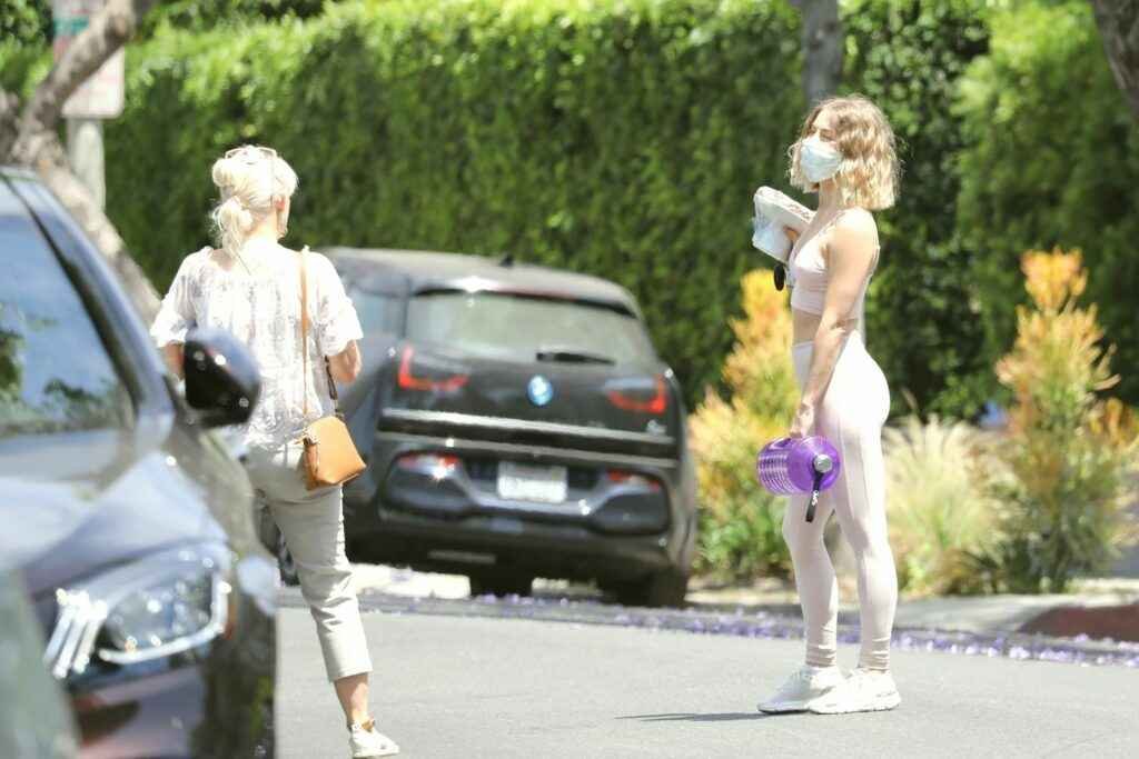 Julianne Hough en Leggings et avec les seins qui pointent