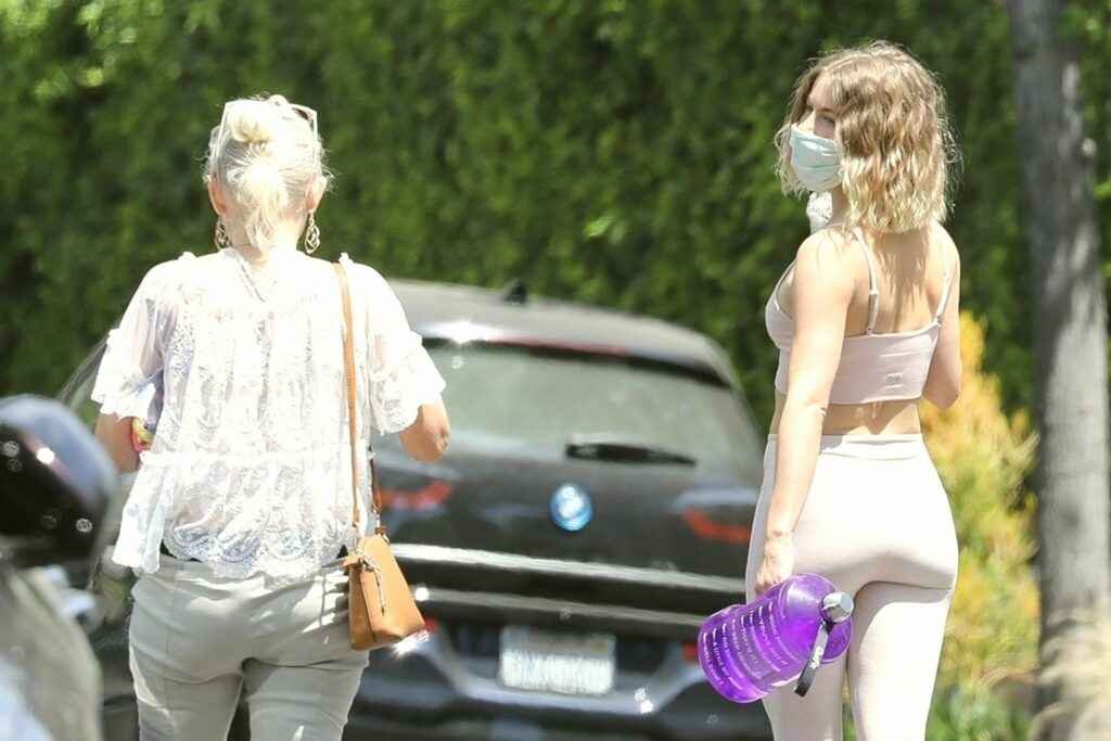 Julianne Hough en Leggings et avec les seins qui pointent