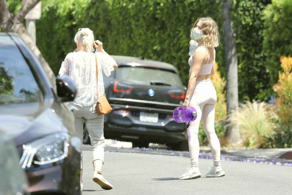 Julianne Hough en Leggings et avec les seins qui pointent