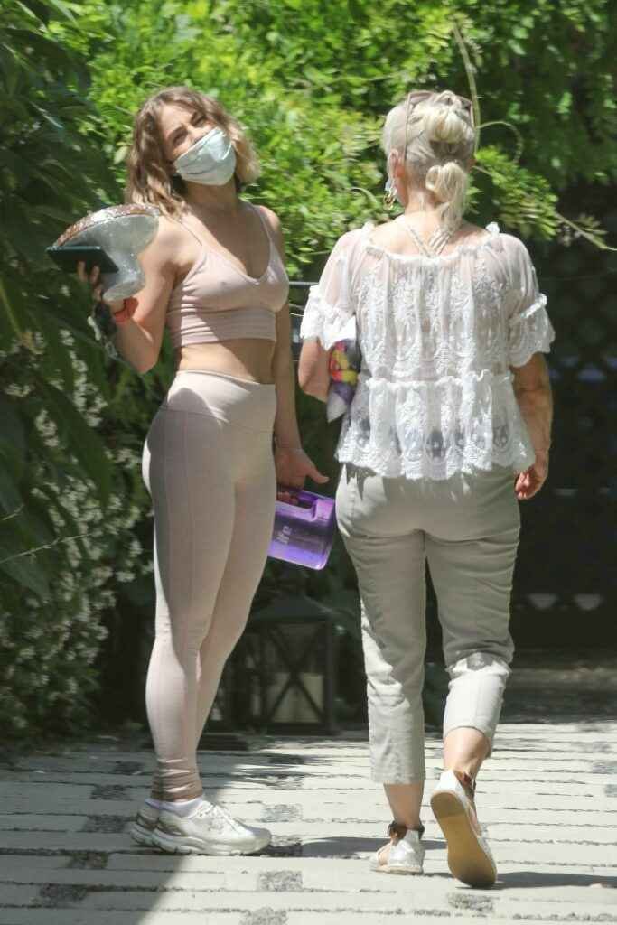 Julianne Hough en Leggings et avec les seins qui pointent