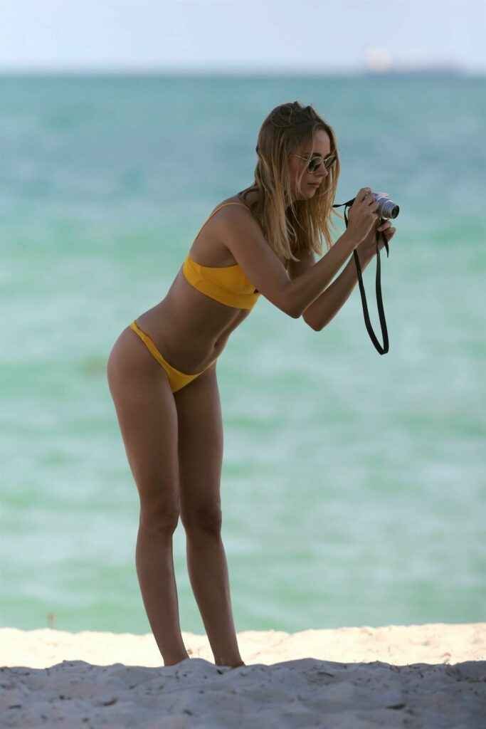 KImberley Garner en bikini à La Barbade