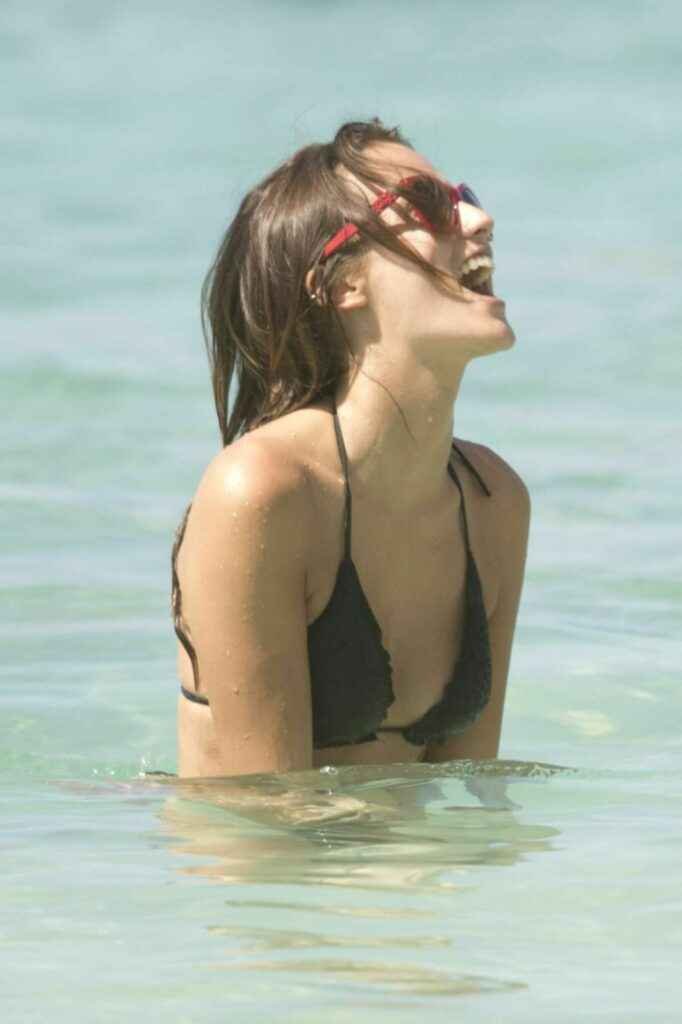 Lucy Watson en bikini à La Barbade