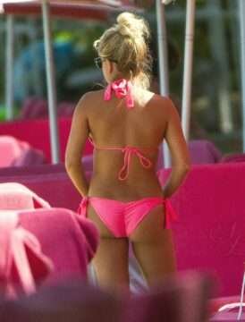 Zara Holland en bikini