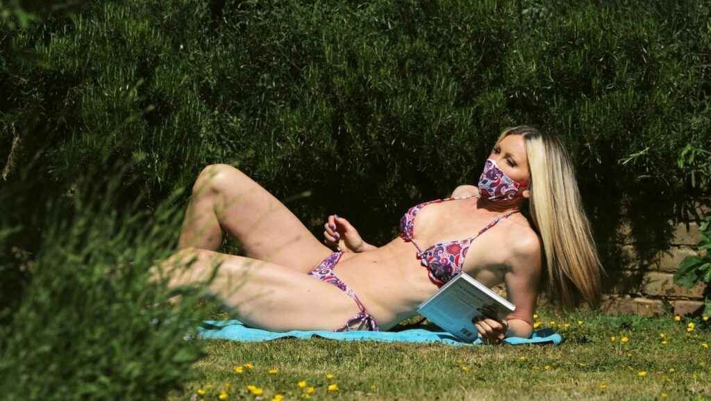 Caprice Bourret en bikini dans un parc de Londres