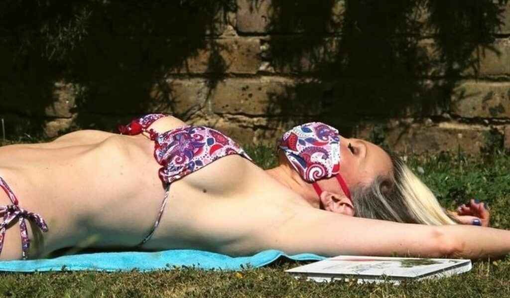 Caprice Bourret en bikini dans un parc de Londres