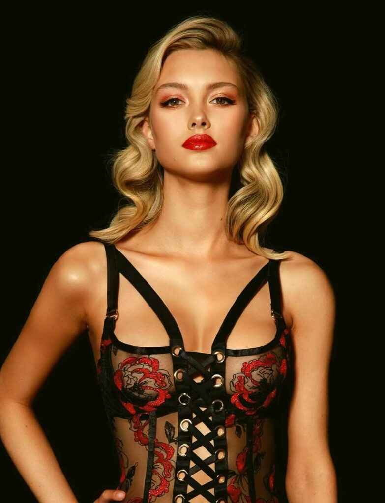 Chloé Avenaim pose en lingerie transparente