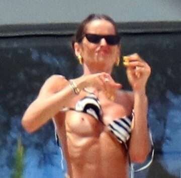 Izabel Goulart seins nus à Saint-Tropez