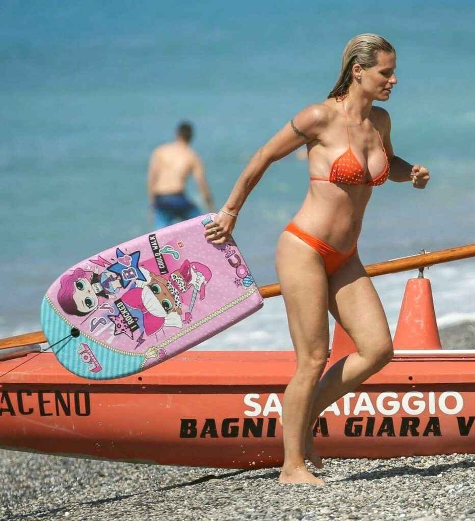 Michelle Hunziker dans un bikini orange