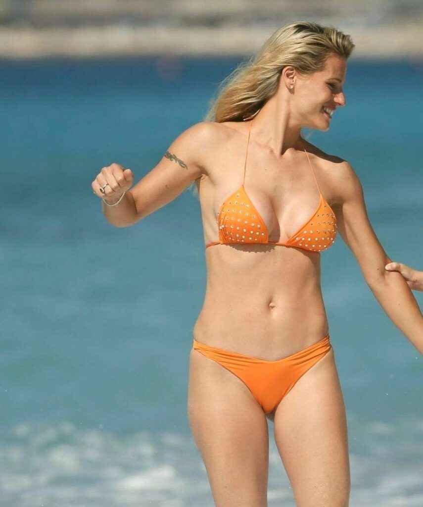 Michelle Hunziker dans un bikini orange