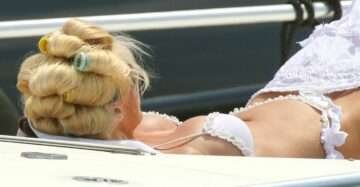 Victoria Silvstedt en bikini sur son yacht en baie de Saint-Tropez