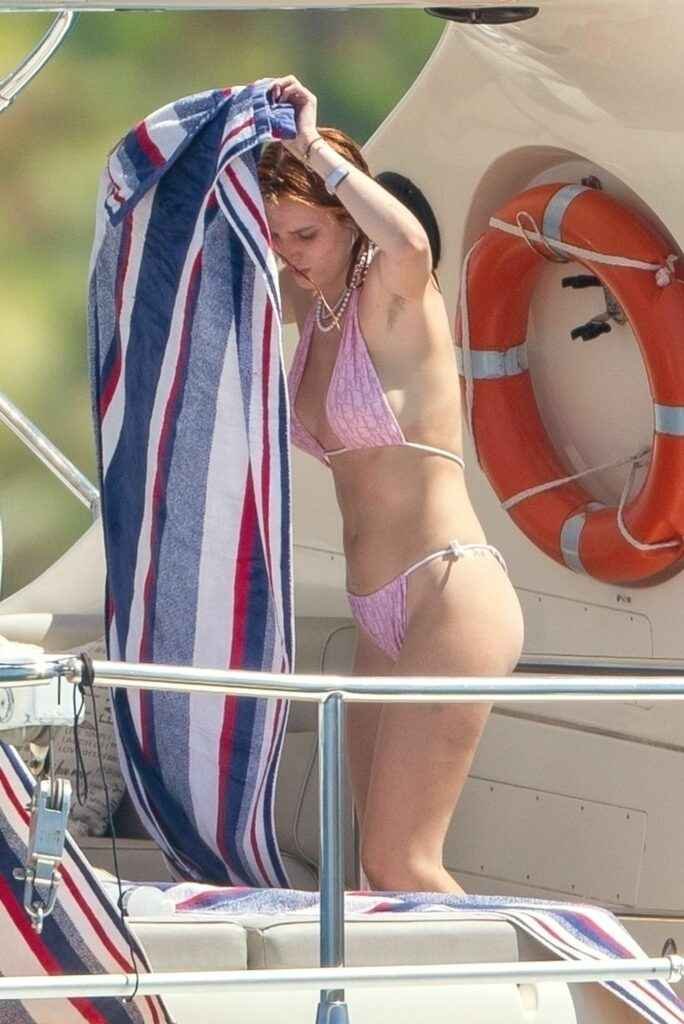 Bella Thorne en bikini à Cabo