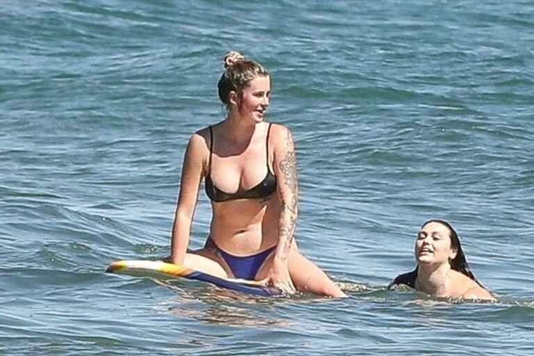 Ireland Baldwin fait de la planche en bikini à Malibu