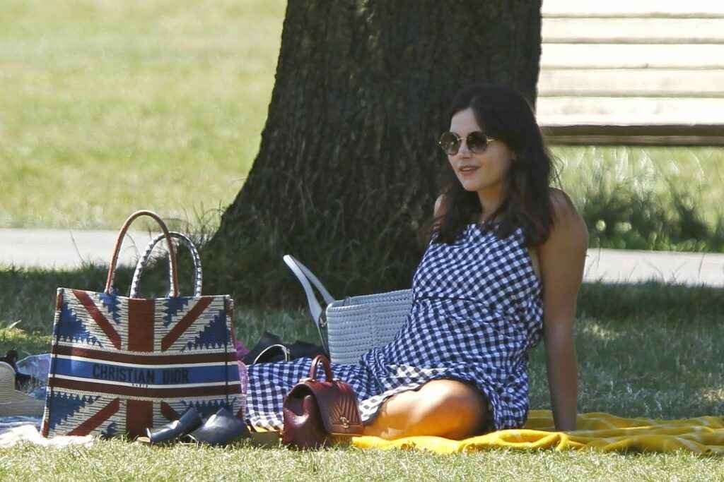 Oups ! Sous la jupe de Jenna Coleman