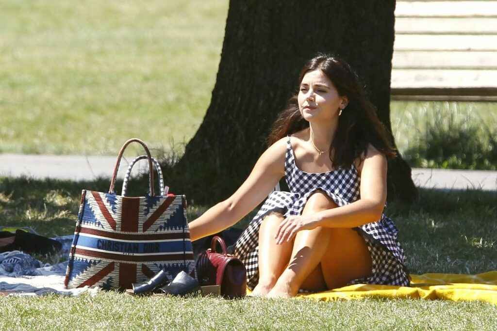 Oups ! Sous la jupe de Jenna Coleman