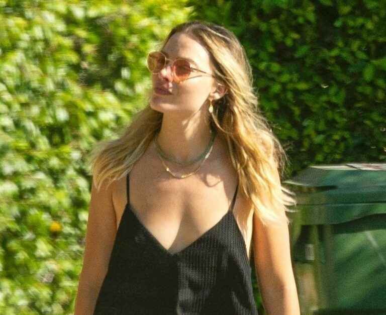 Margot Robbie sexy sans soutien-gorge