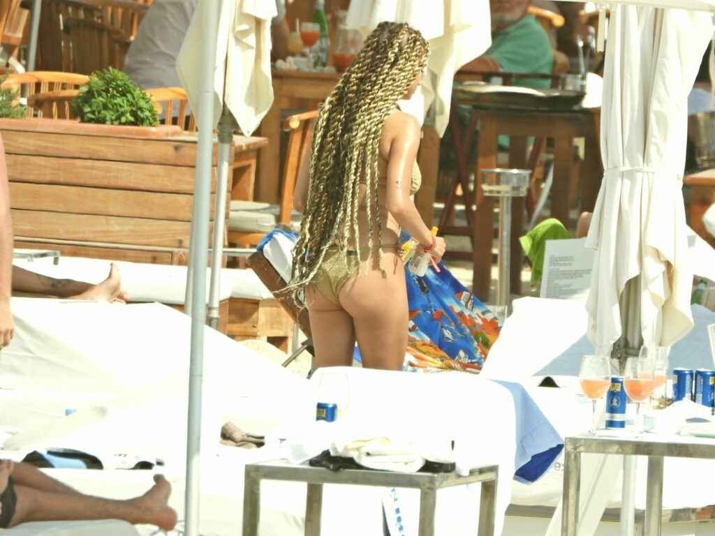 Rose Bertram en maillot de bain à Ibiza