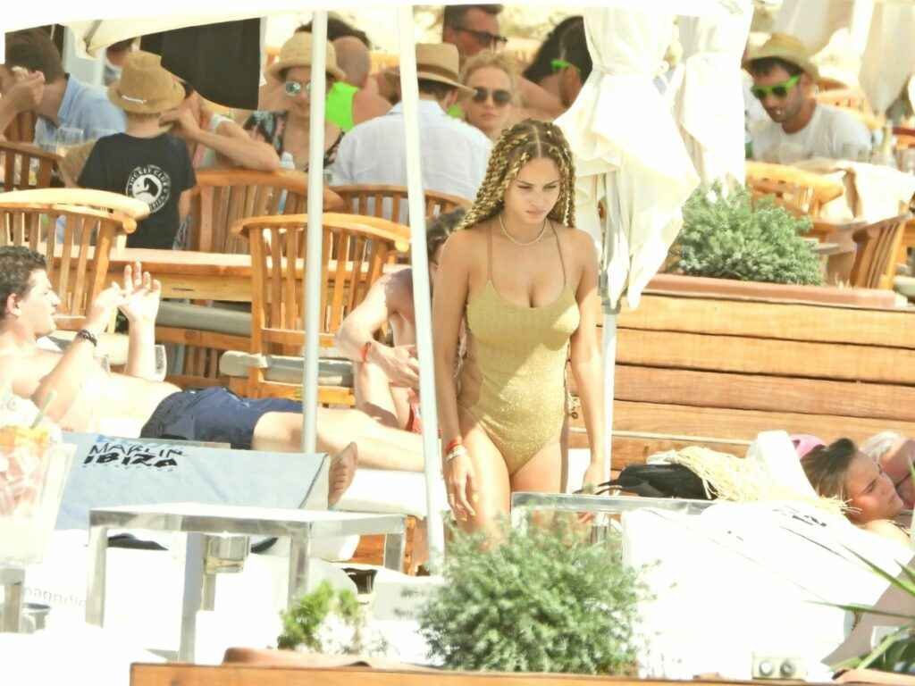 Rose Bertram en maillot de bain à Ibiza