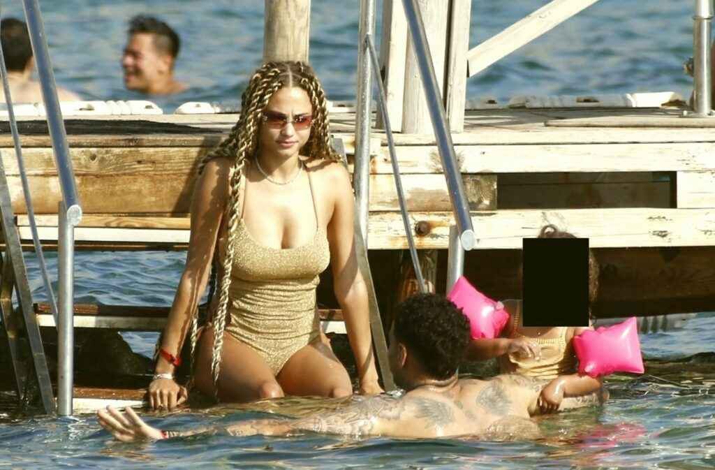 Rose Bertram en maillot de bain à Ibiza