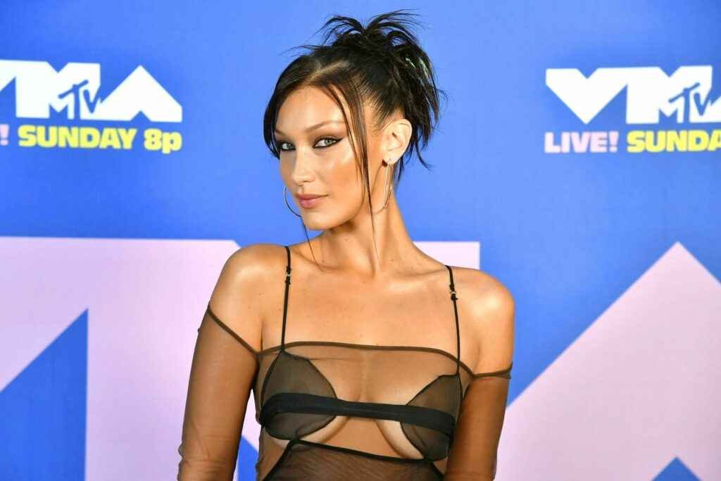 On voit les seins de Bella Hadid aux MTV VMA