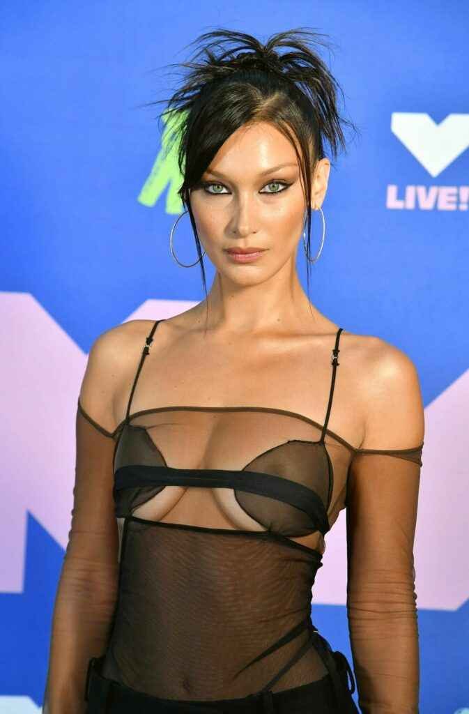 On voit les seins de Bella Hadid aux MTV VMA