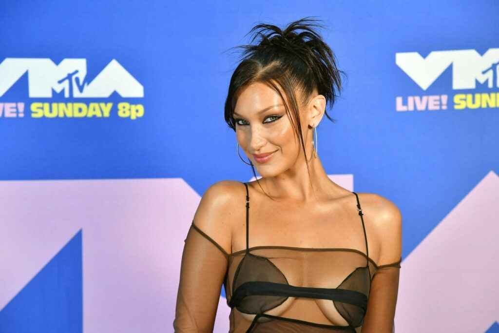 On voit les seins de Bella Hadid aux MTV VMA