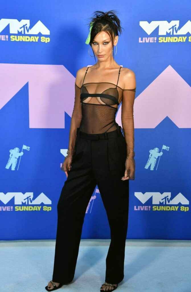 On voit les seins de Bella Hadid aux MTV VMA