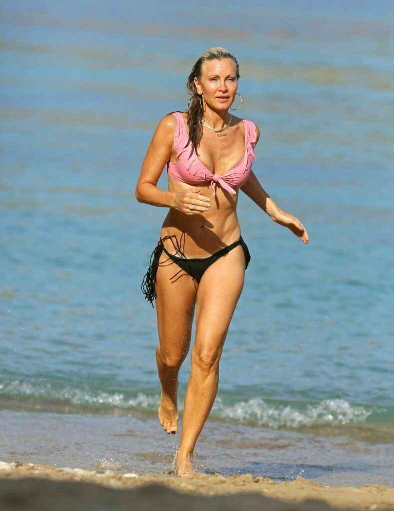 Caprice Bourret en bikini à Ibiza