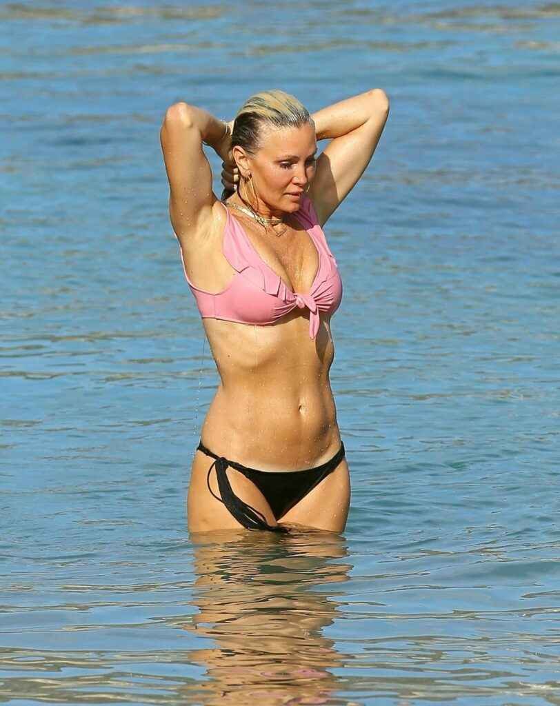 Caprice Bourret en bikini à Ibiza