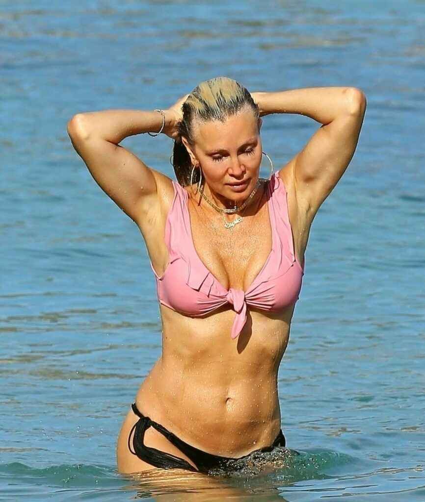 Caprice Bourret en bikini à Ibiza