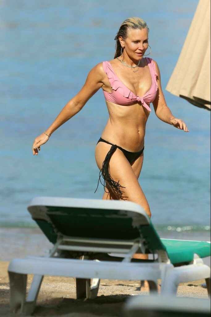 Caprice Bourret en bikini à Ibiza