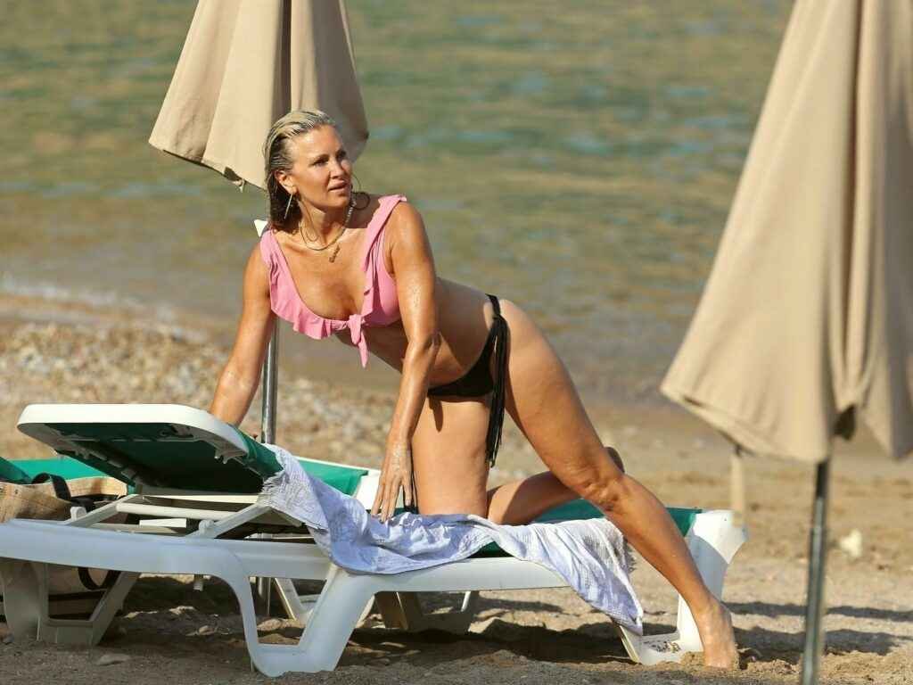 Caprice Bourret en bikini à Ibiza