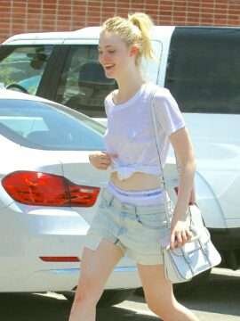 On voit les petits seins de Elle Fanning