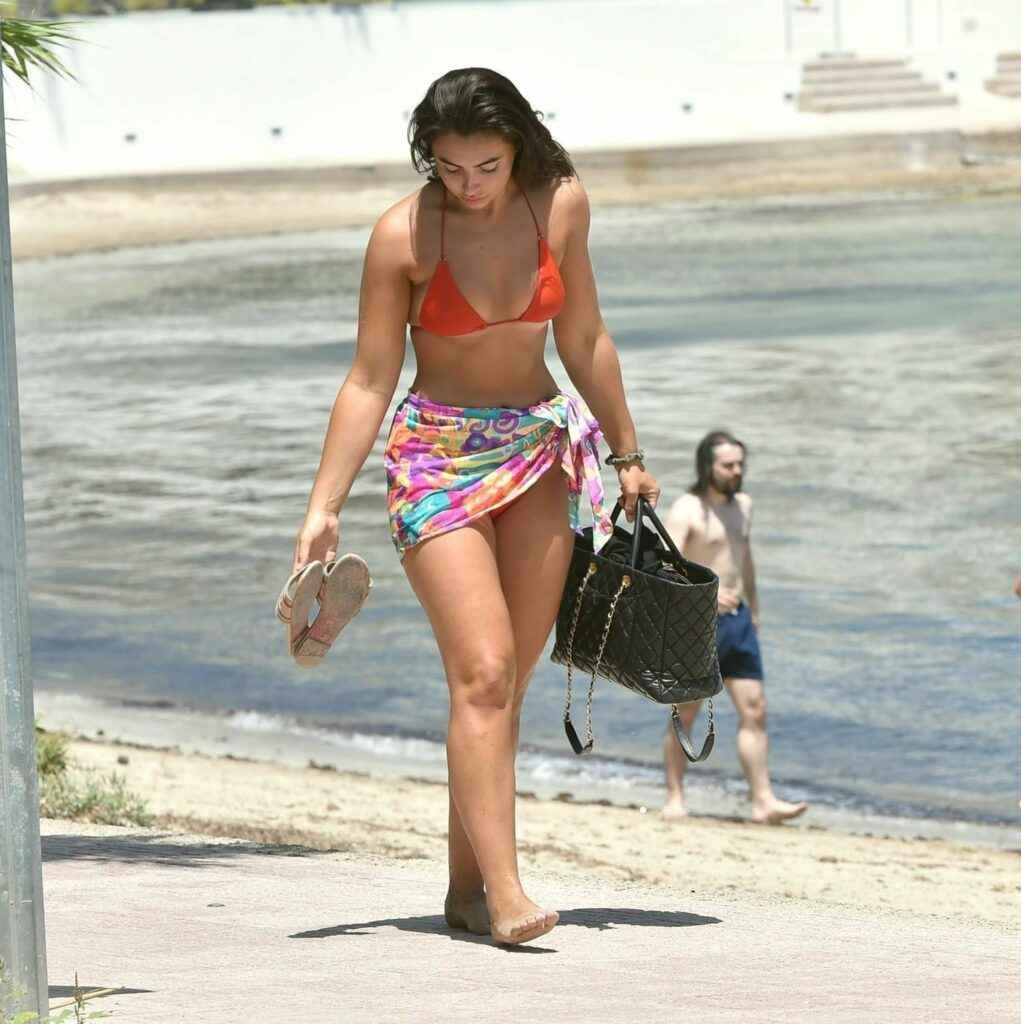 Francesca Allen en bikini à Saint-Tropez