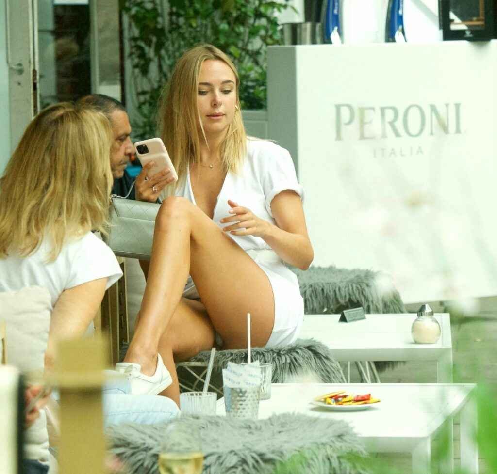 Oups, Kimberley Garner exhibe sa petite culotte à Chelsea