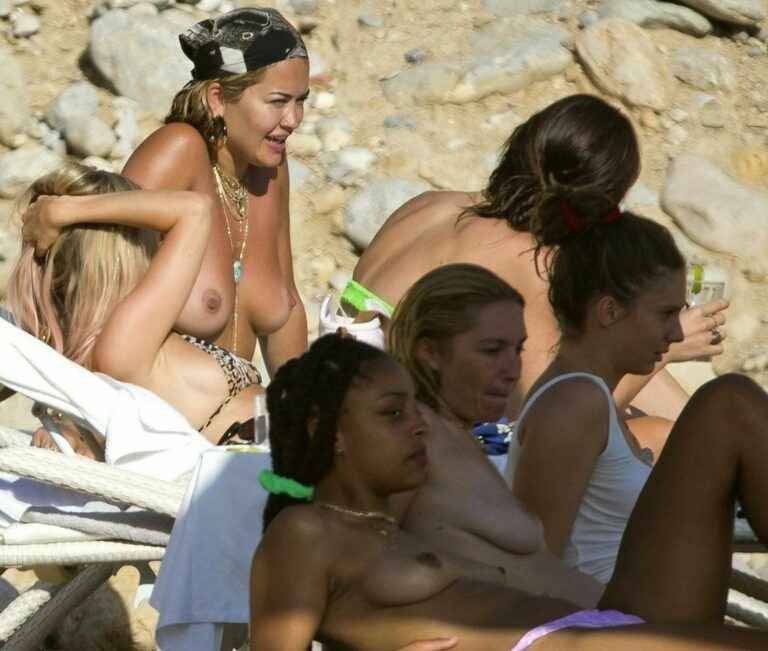 Rita Ora et ses amies seins nus à Ibiza