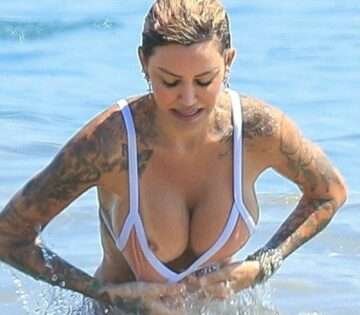 Oups, Tina Louise en bikini exhibe un sein nu