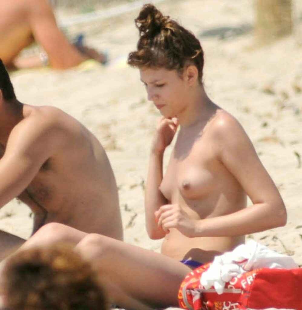 Ursula Corbero (Tokyo) seins nus à la plage