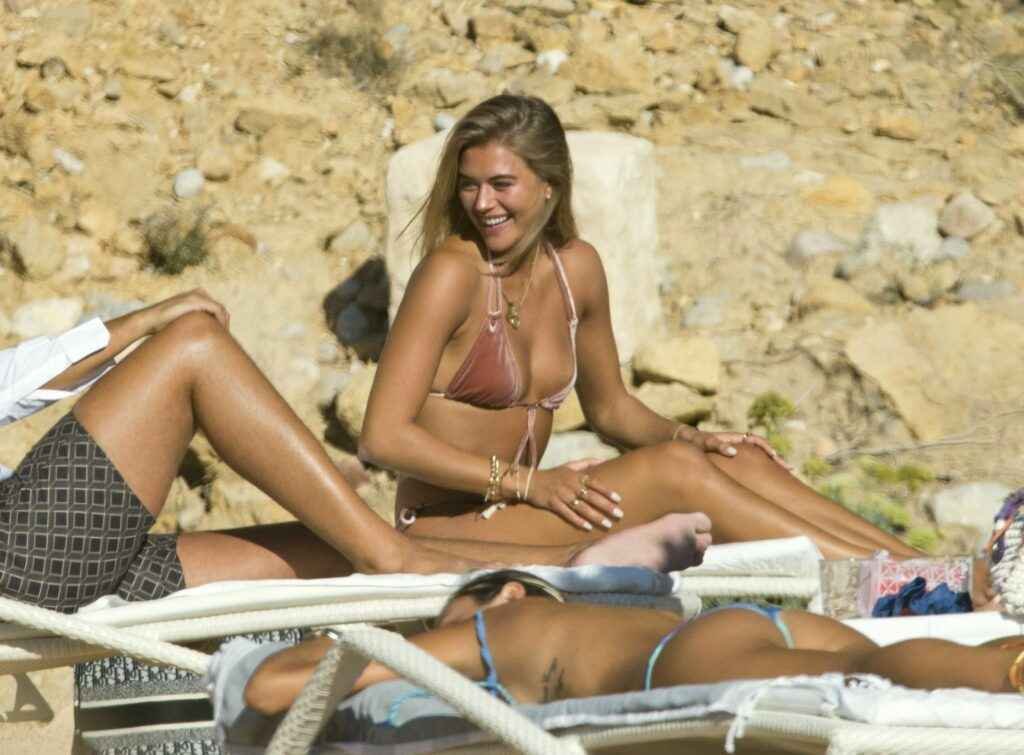 Arabella Chi en bikini à Ibiza