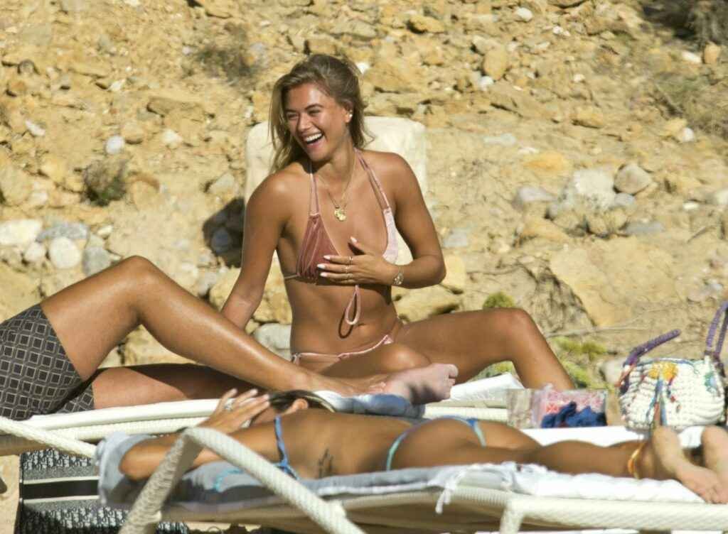 Arabella Chi en bikini à Ibiza