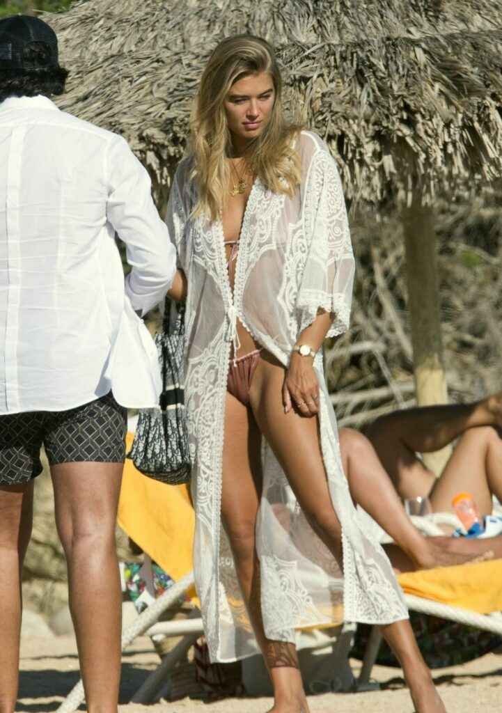 Arabella Chi en bikini à Ibiza