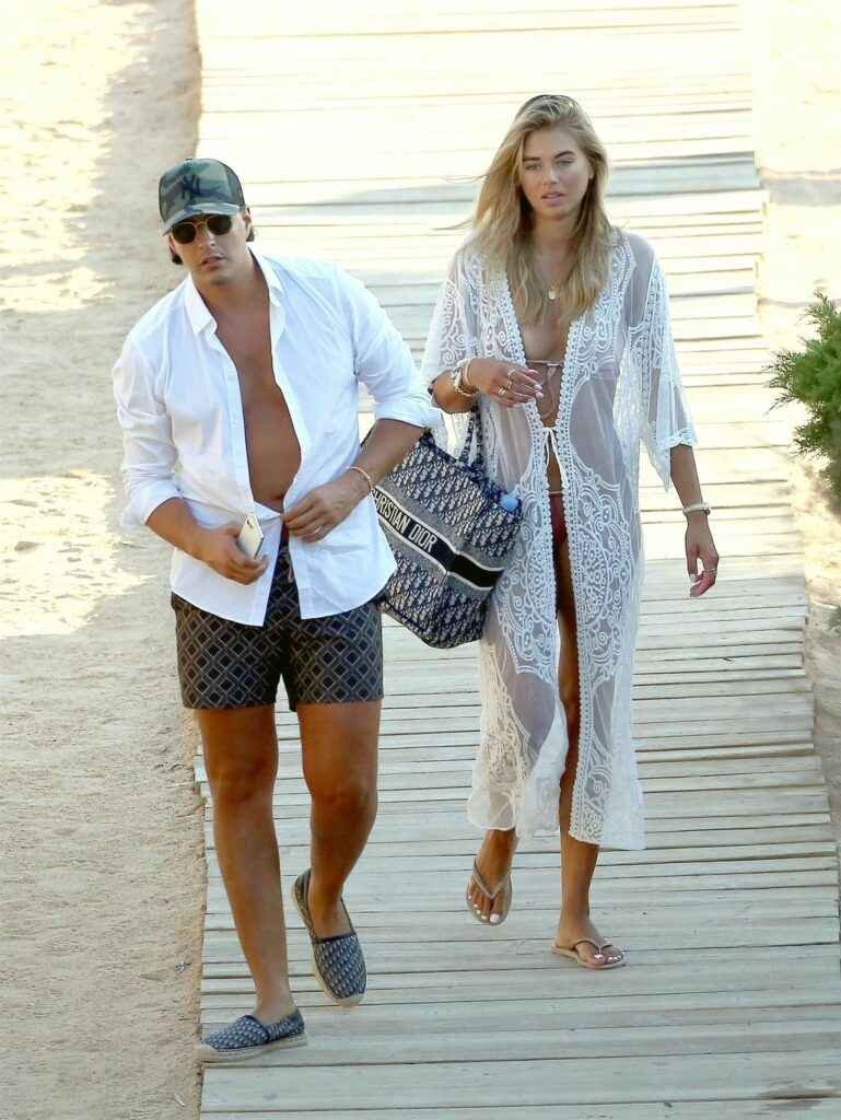 Arabella Chi en bikini à Ibiza